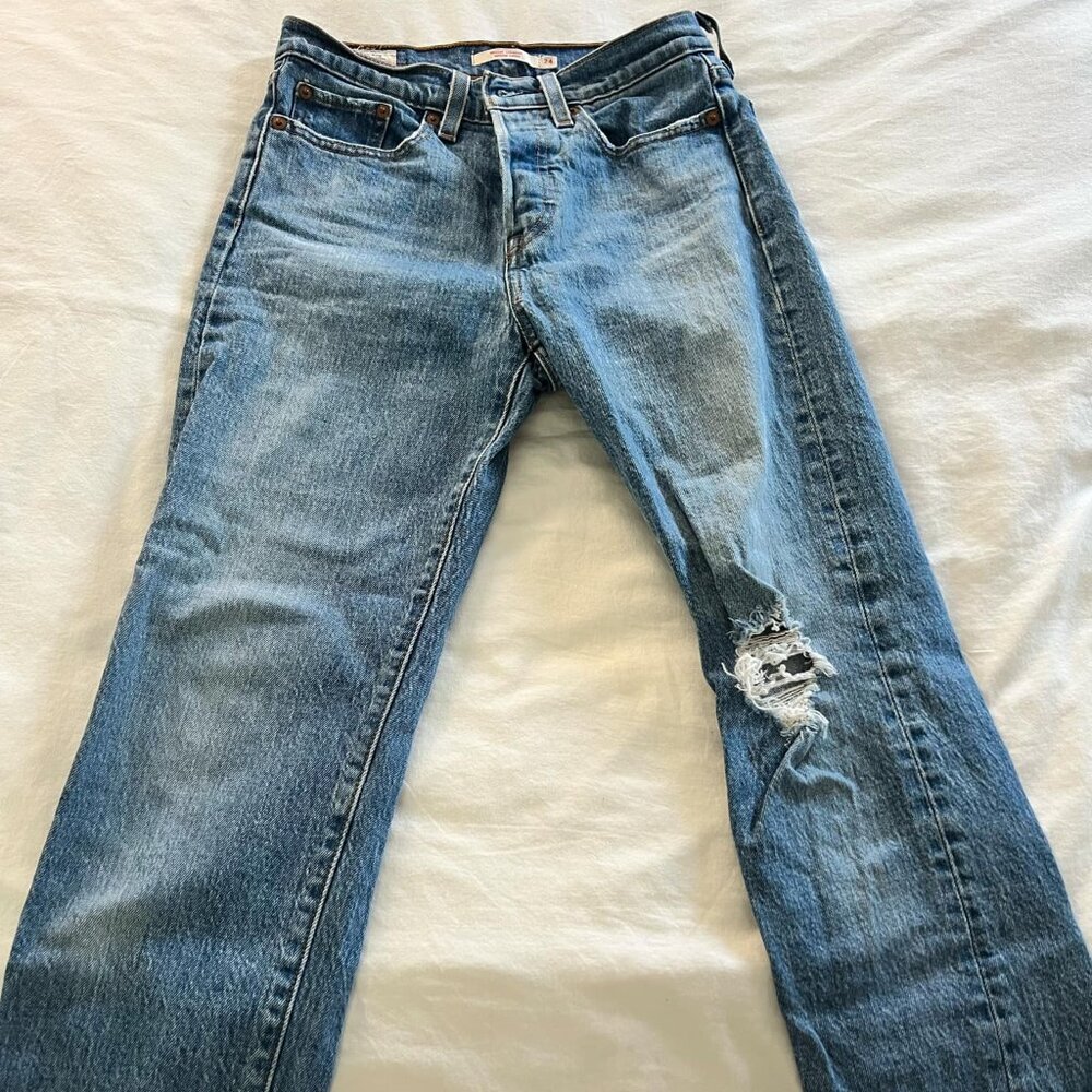 Levi’s Distressed Wedgie Jeans – Classic & Trendy!